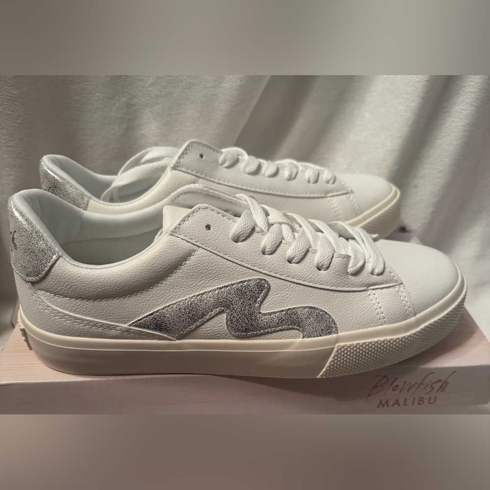 New Adorable Blowfish Malibu Woman Size 9 White/Silver Sneakers